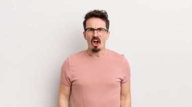 İspanyol genç adam şok olmuş, kızgın, sinirli ya da hayal kırıklığına uğramış, ağzı açık ve öfkeli görünüyor.