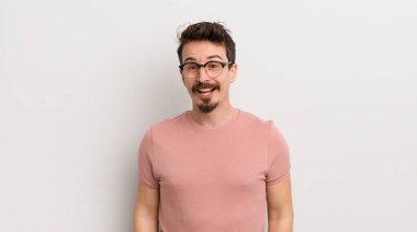 İspanyol genç bir adam, büyük, dost canlısı, kaygısız bir gülümseme, pozitif, rahat ve mutlu, ürpertici görünüyor.