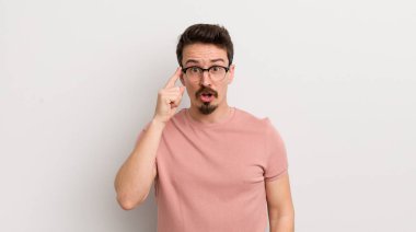 İspanyol genç adam şaşırmış, ağzı açık, şok olmuş, yeni bir düşünce, fikir ya da konsept keşfediyor.