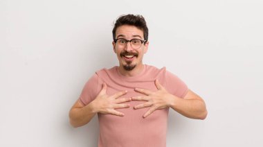 İspanyol genç adam mutlu, şaşırmış, gururlu ve heyecanlı görünüyor.