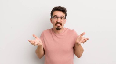 İspanyol genç adam bilgisiz ve şaşkın hissediyor, hangi seçeneği seçeceğinden emin değil, merak ediyor.