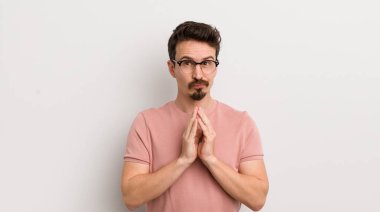 Hispanik genç adam entrikalar ve komplolar kuruyor, hilekar hileler ve hileler düşünüyor, kurnazlık ve ihanet