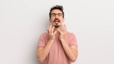 İspanyol genç adam umutsuz ve hayal kırıklığına uğramış görünüyor, stresli, mutsuz ve sinirli, bağırıyor ve çığlık atıyor.