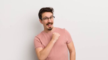 İspanyol genç adam mutlu, pozitif ve başarılı hissediyor, meydan okumayla karşılaştığında motive oluyor ya da iyi sonuçları kutluyor.