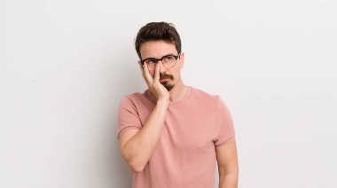 İspanyol genç adam yorgun, sıkıcı ve sıkıcı bir görevin ardından sıkılmış, hayal kırıklığına uğramış ve uykulu hissediyor.