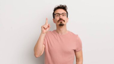 İspanyol genç adam, harika bir fikri fark ettikten sonra parmağını havaya kaldırıp 