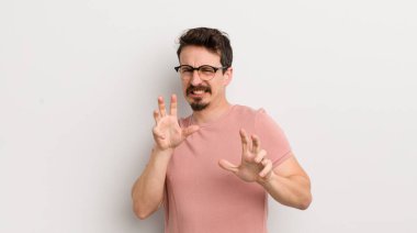 İspanyol genç adam tiksinti ve mide bulantısı hissediyor, iğrenç, kokan ya da kokan bir şeyden kaçıyor, iğrenç diyor.