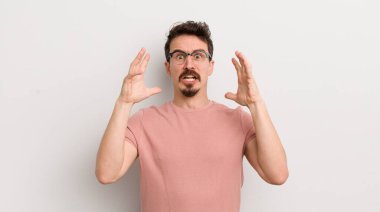 İspanyol genç adam elleri havada bağırıyor, öfkeli, sinirli, stresli ve üzgün hissediyor.