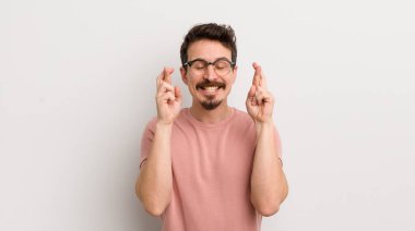 İspanyol genç adam gergin ve umutlu, şans diliyor ve dua ediyor.