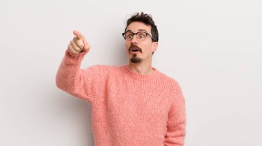 İspanyol genç adam şaşkın ve şaşırmış hissediyor, hayranlıkla yukarı bakıyor, şaşkın, açık ağızlı bir bakışla