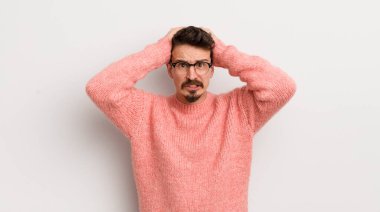 İspanyol genç adam hayal kırıklığına uğramış ve sıkılmış hissediyor, başarısızlıktan bıkmış ve bıkmış, sıkıcı işlerden bıkmış