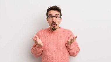 İspanyol genç adam son derece şaşırmış, şaşırmış, endişeli ve paniklemiş, stresli ve dehşete kapılmış görünüyor.