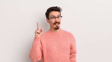 İspanyol genç adam bir fikri fark ettikten sonra mutlu ve heyecanlı bir dahi gibi hissediyor, neşeli bir şekilde parmağını kaldırıyor, eureka!