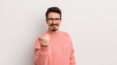 İspanyol genç adam kendini mutlu, başarılı ve kendinden emin hissediyor, bir meydan okumayla karşı karşıya ve 