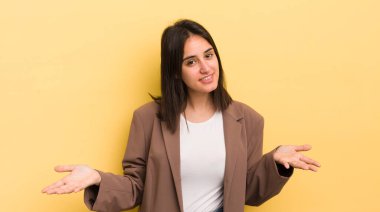 Genç İspanyol kadın mutlu, kibirli, gururlu ve kendini beğenmiş görünüyor.