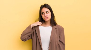 Genç İspanyol kadın kendini stresli, endişeli, yorgun ve hayal kırıklığına uğramış hissediyor.