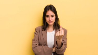 Genç İspanyol kadın kızgın, sinirli, asi ve agresif hissediyor. Orta parmağını sallıyor, karşı koyuyor.
