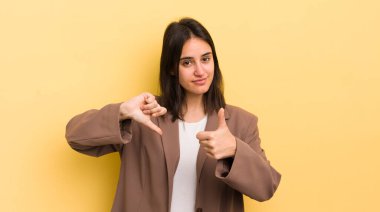 Genç İspanyol kadın kafası karışık, bilgisiz ve kararsız hissediyor, iyi ve kötü seçenekleri farklı seçeneklerde tartıyor.