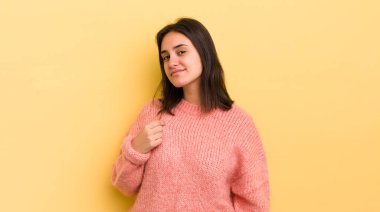 Genç İspanyol kadın kibirli, başarılı, pozitif ve gururlu görünüyor.