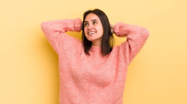 Genç İspanyol kadın gülümsüyor ve rahatlıyor, tatmin oluyor ve kaygısızca gülüyor.