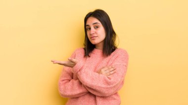 Genç İspanyol kadın kafası karışık ve bilgisiz, şüpheli bir açıklama ya da düşünceyi merak ediyor.