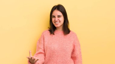 Genç İspanyol kadın sinirli, sinirli ve hayal kırıklığına uğramış görünüyor. Senin neyin var? 