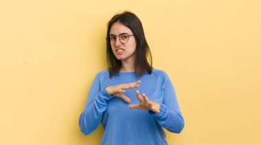 Genç İspanyol kadın tiksiniyor ve midesi bulanıyor. Pis kokan ya da kokan bir şeyden kaçıyor. İğrenç diyor.