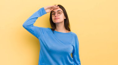 Latin kökenli genç bir kadın saygı göstererek, onur ve vatanseverlik adına kameraya selam veriyor.