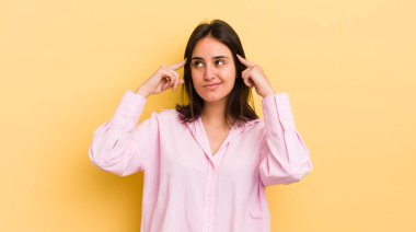 Genç İspanyol kadın kafası karışmış ya da şüpheye düşmüş, bir fikre odaklanmış, çok düşünüyor, kenarda boşluğu kopyalamak istiyor.