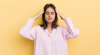 Genç İspanyol kadın konsantre, düşünceli ve ilham verici görünüyor, beyin fırtınası yapıyor ve hayal kuruyor.