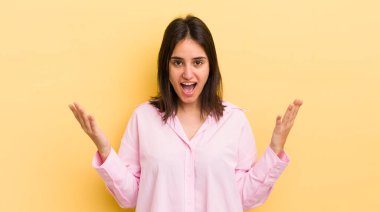 Genç İspanyol kadın mutlu, heyecanlı, şaşırmış ya da şok olmuş hissediyor. İnanılmaz bir şeye gülümsüyor ve şaşırıyor.