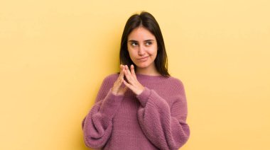 Genç İspanyol bir kadın kötü bir plan yaparken ya da bir numara düşünürken gururlu, haylaz ve kibirli hissediyor.