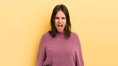Genç İspanyol kadın agresif bir şekilde bağırıyor, çok kızgın, hayal kırıklığına uğramış, öfkeli ya da sinirli görünüyor, hayır diyor.