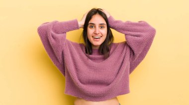 Genç İspanyol kadın mutlu, kaygısız, arkadaş canlısı ve rahat görünüyor. Hayattan ve başarıdan keyif alıyor, olumlu bir tavırla.