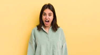 Genç İspanyol kadın korkmuş ve şok olmuş hissediyor, ağzı açık şaşkınlık içinde.