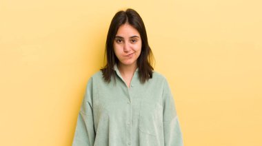 Genç İspanyol kadın, kafası karışık ve kuşkulu, merak ediyor veya karar vermeye çalışıyor.