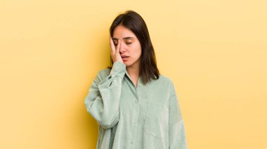 Genç İspanyol kadın sıkılmış, hayal kırıklığına uğramış ve uykulu hissediyor. Yorucu, sıkıcı ve can sıkıcı bir işin ardından, el ele tutuşarak.