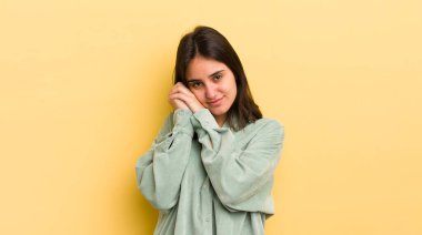 Genç İspanyol kadın aşık ve sevimli görünüyor. Sevimli ve mutlu. Romantik bir şekilde gülümsüyor.