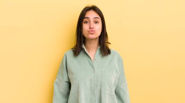 Genç İspanyol kadın dudaklarını birbirine bastırıyor, tatlı, eğlenceli, mutlu, sevimli bir yüz ifadesiyle, öpücük yolluyor.