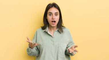 Genç İspanyol kadın aşırı derecede şaşırmış, şaşırmış, endişeli ve paniklemiş, stresli ve dehşete kapılmış görünüyor.