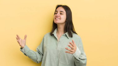 Genç İspanyol kadın opera yapıyor ya da konserde şarkı söylüyor. Romantik, sanatsal ve tutkulu.