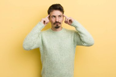 Genç İspanyol bir adam kafası karışık ya da şüpheci, bir fikre odaklanmış, çok düşünüyor, kenarda boşluğu kopyalamak istiyor.