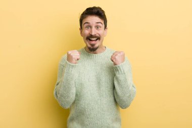 Genç İspanyol adam şok olmuş, heyecanlı ve mutlu hissediyor, gülüyor ve başarıyı kutluyor,!