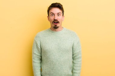 Genç İspanyol adam şok olmuş ya da şaşırmış görünüyor, ağzı açık bir şekilde 