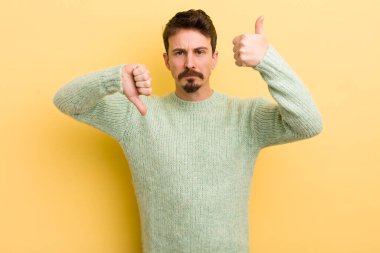 Genç İspanyol adam kafası karışık, bilgisiz ve kararsız hissediyor, iyi ve kötü seçenekleri farklı seçeneklerde tartıyor.