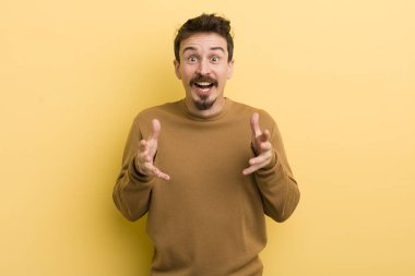 Genç İspanyol adam kendini mutlu, şaşkın, şanslı ve şaşırmış hissediyor. Sanki her şeyi ciddiye alıyor gibi. İnanılmaz!