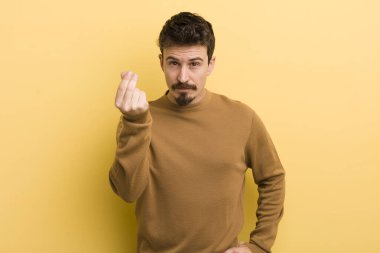 Genç İspanyol adam kapiş ya da para hareketi yapıyor, sana borçlarını ödemeni söylüyor.!