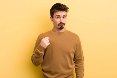 Genç İspanyol adam kibirli, başarılı, pozitif ve gururlu görünüyor, kendini gösteriyor.