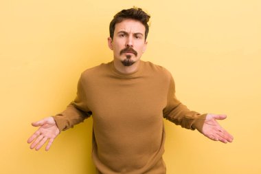 Genç İspanyol bir adam bilgisiz ve şaşkın hissediyor, hiçbir fikri yok, aptal ya da aptal bir bakışla tamamen kafası karışmış.