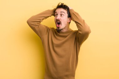 Genç, ağzı açık İspanyol bir adam korkunç bir hata yüzünden dehşete düşmüş ve şok olmuş görünüyor.